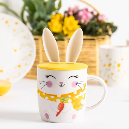 Altom Porcelanska skodelica Vesel zajček ssilikonskim pokrovom, 400 ml