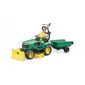 Traktor Bruder John Deere s prikolico invrtnarjem, 17,5 x 19 x 30 cm