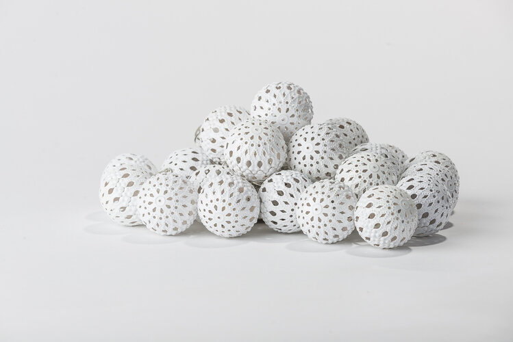 Instalaţie cu LED şi bile decorative