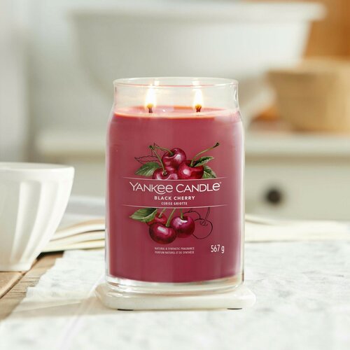 Yankee Candle vonná svíčka Signature ve skle velká Black Cherry, 567 g