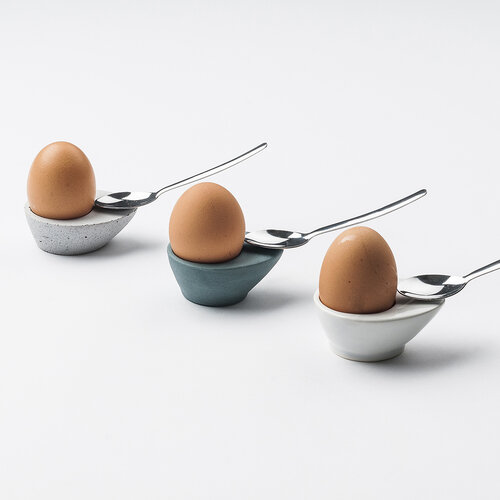 Porcelanowy stojaczek na jajko Hold On! biały