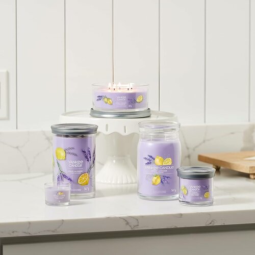 Yankee Candle ароматична свічка Signature у склі велика Lemon Lavender, 567 г
