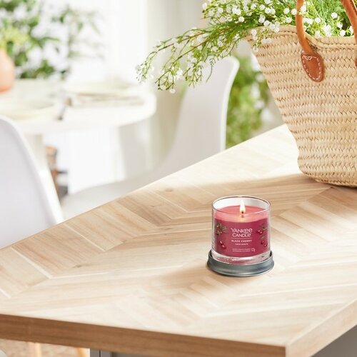Yankee Candle Signature Tumbler Black Cherry  illatos gyertya kis üvegben, 122 g