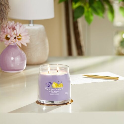 Yankee Candle Signature Lemon Lavender  illatos gyertya közepes üvegben, 368 g