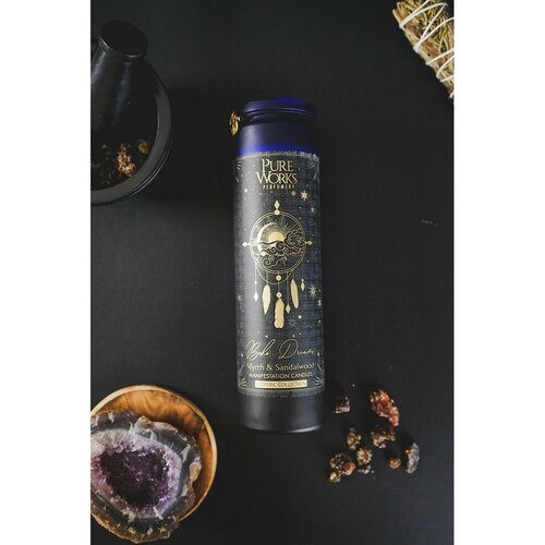 Arome Świeca organiczna Myrrh & Sandalwood 300 g w kolorowym pojemniku szklanym z frędzelkiem