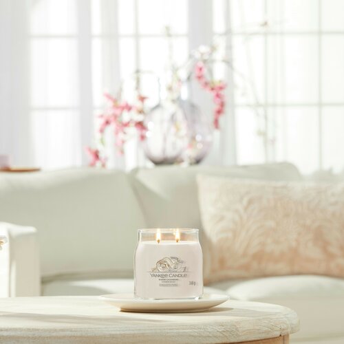 Yankee Candle Signature dišeča sveča v srednjemsteklenem kozarcu Warm Cashmere, 368 g