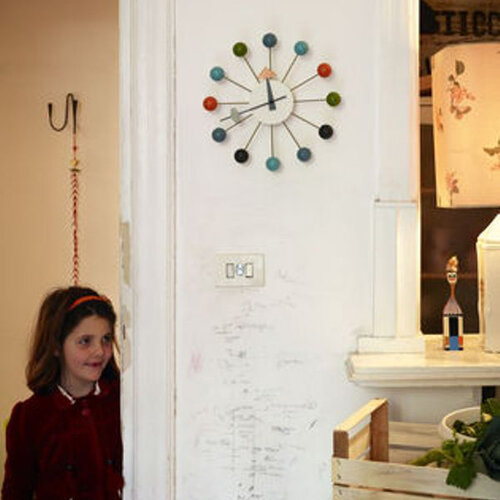 Nástěnné hodiny Ball Clock 33 cm, barevné