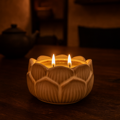 Svíčka v porcelánovém květinovém kalíšku 12 x 7,8 cm, béžová