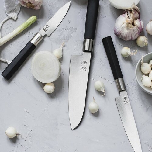 Sada 3 nožov Kai Wasabi Black – malý univerzálnynôž, veľký univerzálny nôž a santoku