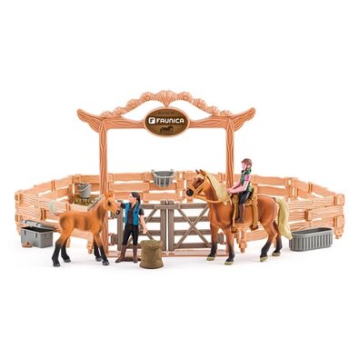 Фауніка Кінний манеж з кіньми