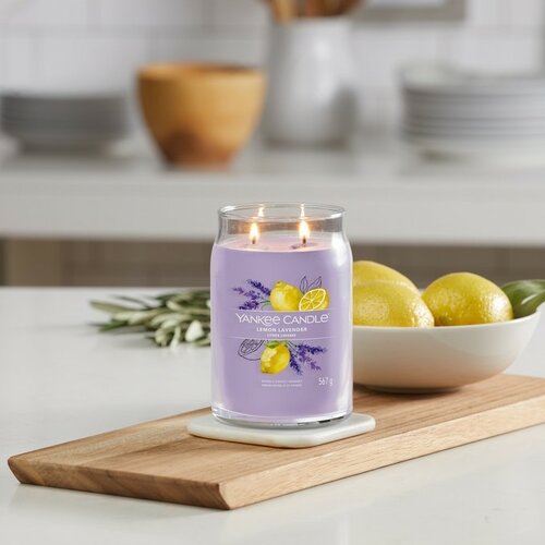 Yankee Candle ароматична свічка Signature у склі велика Lemon Lavender, 567 г