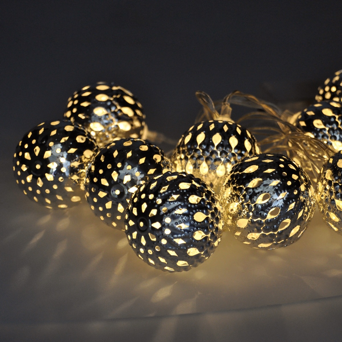 Fotografie Solight LED řetěz vánoční koule stříbrné, 10LED řetěz, 1m, 2x AA, IP20