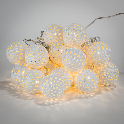 Instalaţie cu LED şi bile decorative