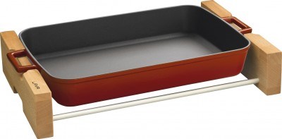 LAVA Metal Liatinový pekáč s dreveným podstavcom 26 x 40 cm