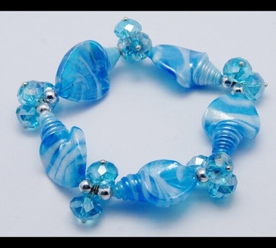 Dámsky náramok zo sklenených korálikov, modrá