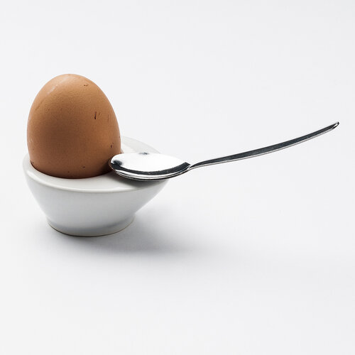 Porcelanowy stojaczek na jajko Hold On! biały