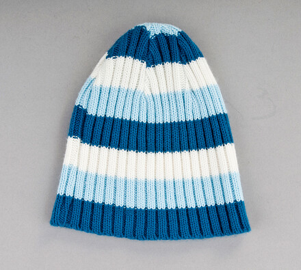 Pletená čepice se širokými pruhy Karpet 5069, modr