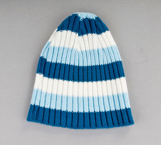 Pletená čiapka so širokými pruhmi Karpet 5069, mod