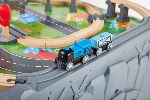 Masă de joacă cu trenuleț Hape 70 piese