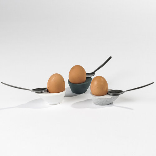 Porcelanowy stojaczek na jajko Hold On! biały