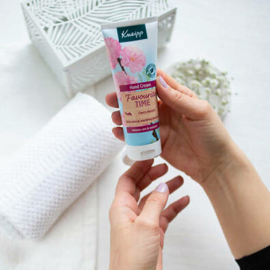 Obrázok Kneipp Favourite Time Cherry Blossom ošetrujúci krém na ruky 75 ml