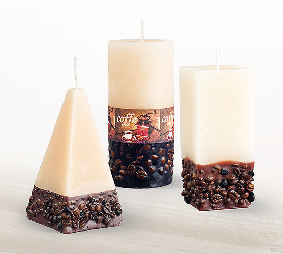 Svíčka s dekorem kávových zrn jehlan