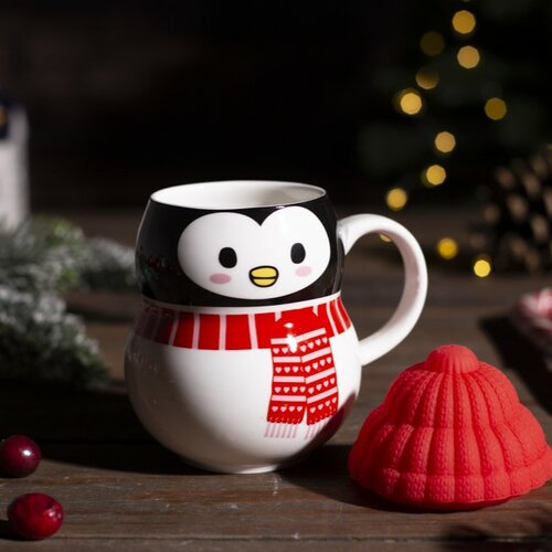 Altom Weihnachtstasse mit Silikondeckel Penguin, 350 ml