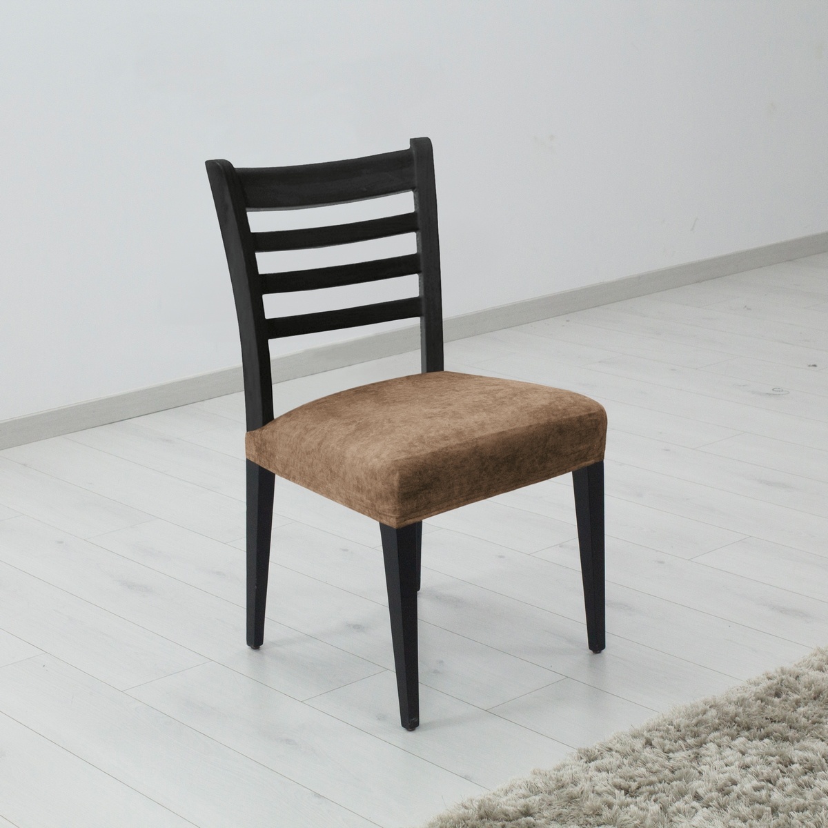 ESTIVELLA multielasztikus székhuzat, barna színű, 40-50 cm, 2 ks