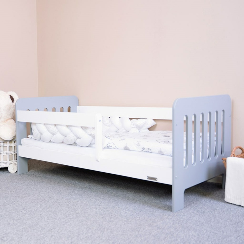 Levně New Baby Dětská postel se zábranou Erik bílá-šedá, 140 x 70 cm