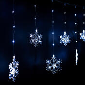 Světelný venkovní závěs Snowflakes, 200x60cm, LED, studená bílá, časovač, 8 funkcí, na baterie