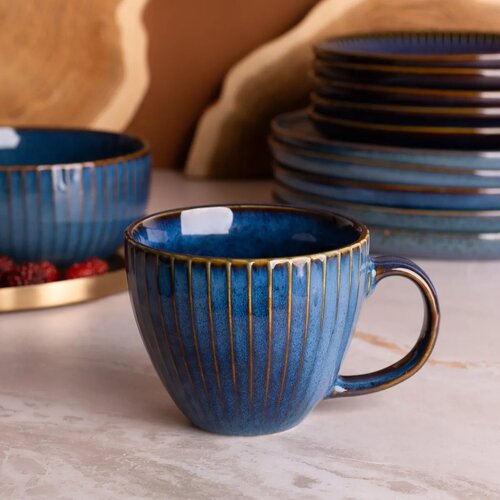 Altom Porcelánová jumbo šálka Reactive Stripes modrá, 450 ml