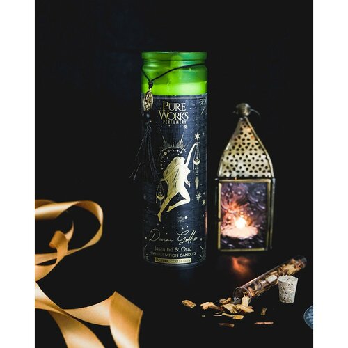 Arome Organska sveča Jasmine&Oud 300 g v barvnem visokem kozarcu s trakom
