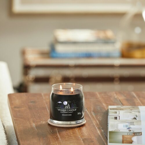 Yankee Candle Signature Midsummer’s Night illatgyertya, közepes méretű, 368 g